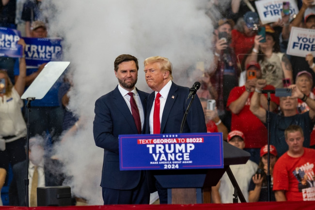 Vance steunt Trump in de oorlog tegen Iran, bagatelliseert beleidsverschillen
