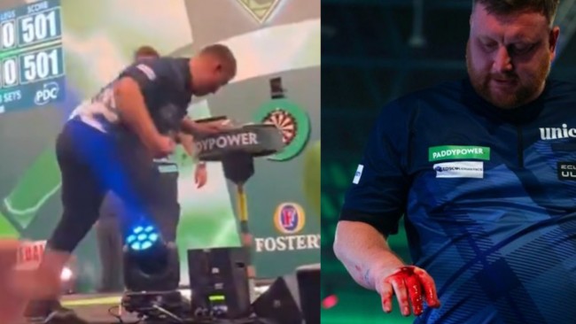 Professioneel dartspeler Cameron Menzies biedt zijn excuses aan nadat hij een tafel heeft geslagen en zijn knokkels heeft beschadigd