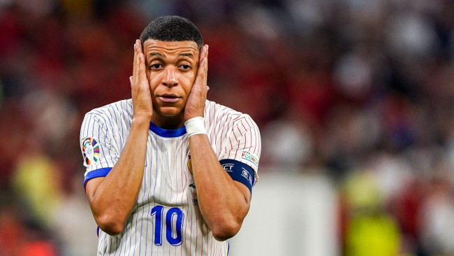 Mbappé geeft commentaar op zijn enkel voor de wedstrijd van Frankrijk tegen Azerbeidzjan op vrijdag