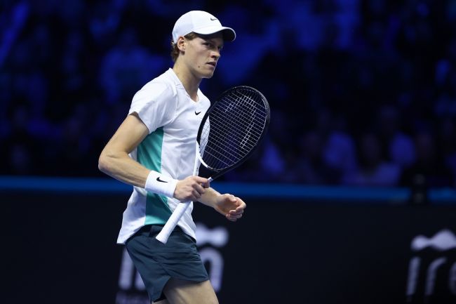 Jannik Sinner verslaat een geblesseerde Auger-Aliassime in de openingswedstrijd van de ATP Finals