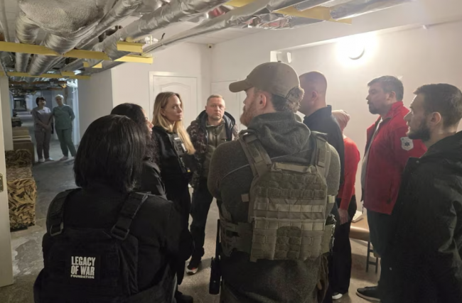 Angelina Jolie bezoekt de frontliniestad Cherson, een van de gevaarlijkste plekken in Oekraïne