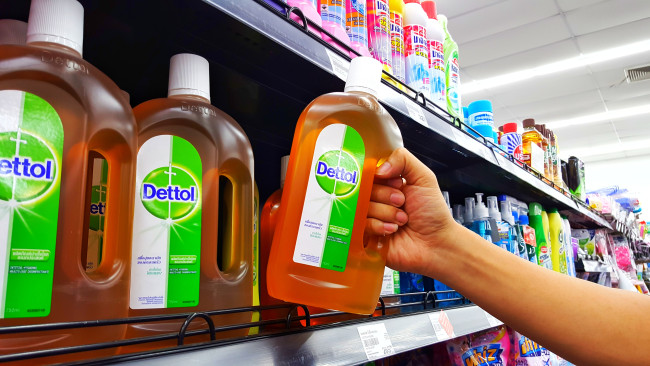 Dettol biedt zijn excuses aan terwijl nieuwe advertentie wordt aangekondigd voor het objectiveren van vrouwen