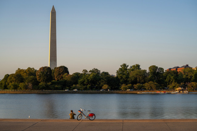 US National Park Service meldt dat de Reflecting Pool-liner van Washington D.C. is doorgesneden met een scherp mes of scheermes