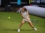De Turkse speelster Zeynep S&ouml;nmez trotseert de Wimbledon-regels door een watermeloenspeld te dragen in plaats van een Palestijnse vlag