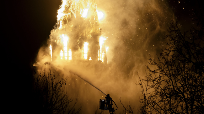 Historische Amsterdamse kerk beschadigd door brand bij brand vroeg op nieuwjaarsdag