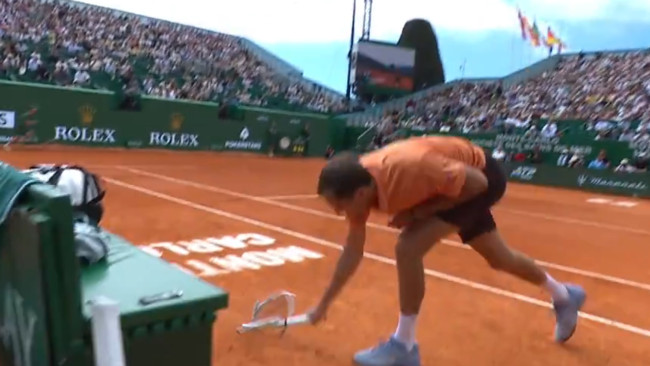 Medvedev verliest de controle en slaat zijn racket kapot tijdens een vernederende 6-0, 6-0 nederlaag