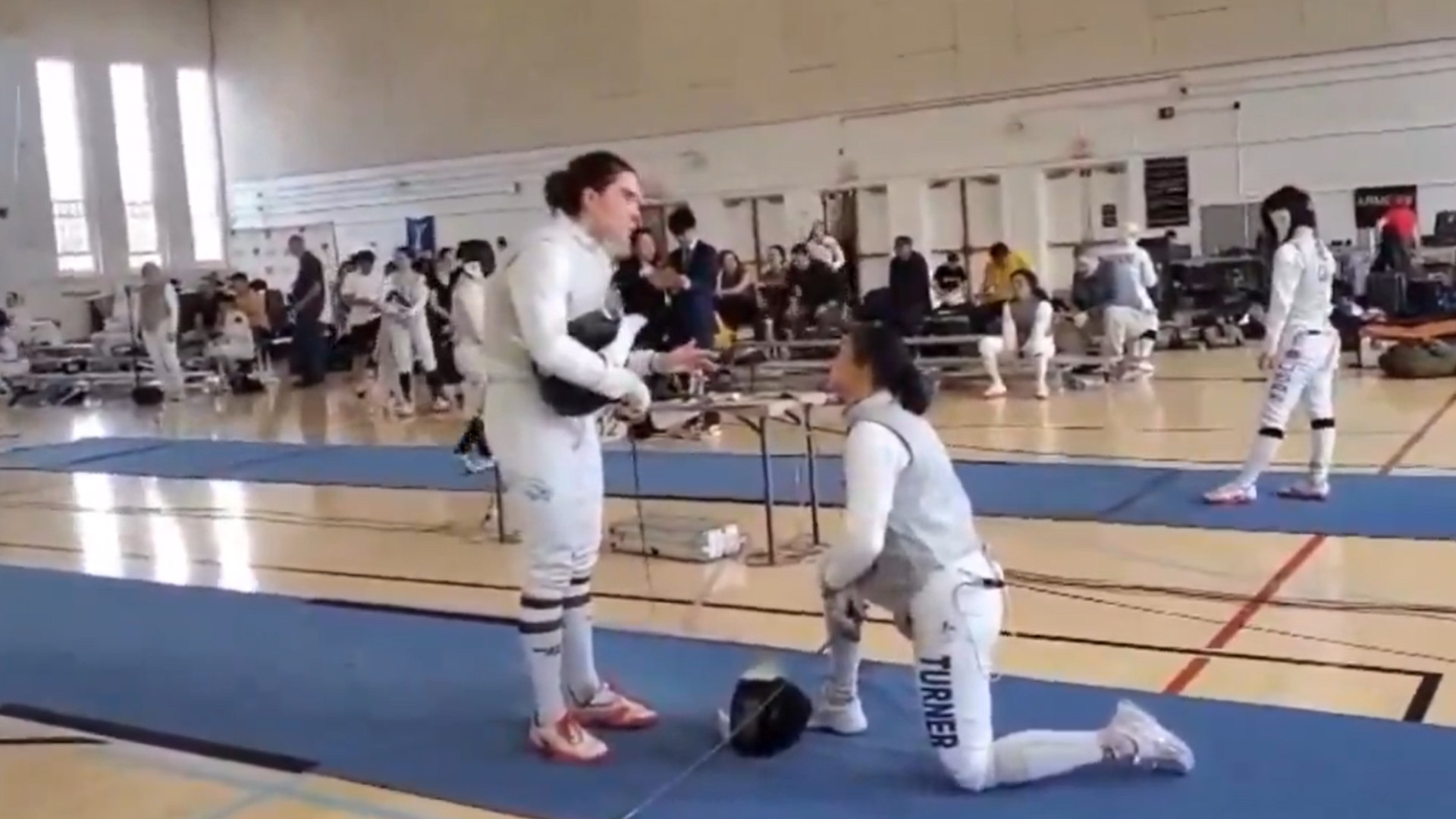 Vrouwelijke schermer gaat viraal nadat ze knielde en weigerde een transgender tegenstander te scherm