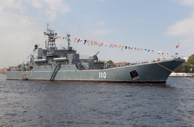 Drones die Deense luchthavens verstoren, zijn mogelijk gelanceerd vanaf schepen... Hier is een Russisch oorlogsschip dat wordt onderzocht