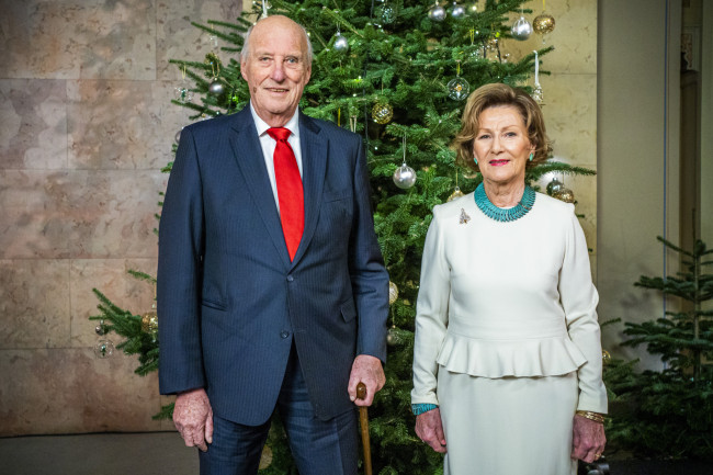Noorwegens koning Harald wordt ontslagen uit het ziekenhuis in Spanje