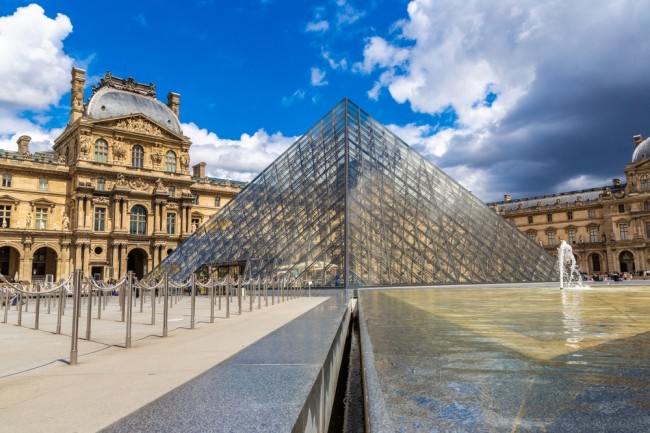Twee verdachten gearresteerd in verband met overval op het Louvre