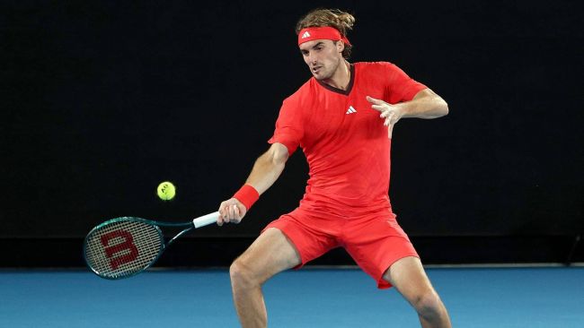 Stefanos Tsitsipas zakt naar de laagste ranking in acht jaar na opnieuw een uitschakeling in de eerste ronde