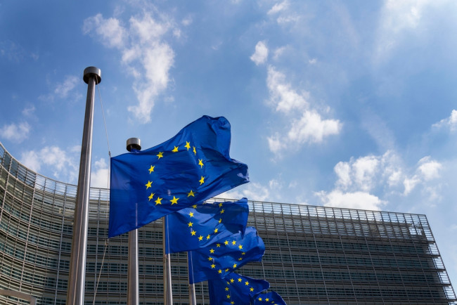 EU beschuldigt Pornhub en drie andere volwassenensites omdat ze kinderen niet buiten houden