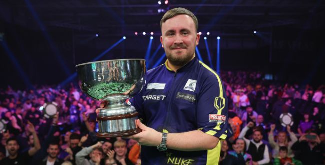 Luke Littler verslaat Humphries tijdens de World Grand Prix van darts, maar hoeveel is er nodig om de nummer 1 van de wereld te zijn?