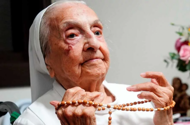 De Braziliaanse non Inah Canabarro, de oudste persoon ter wereld, sterft op 116-jarige leeftijd