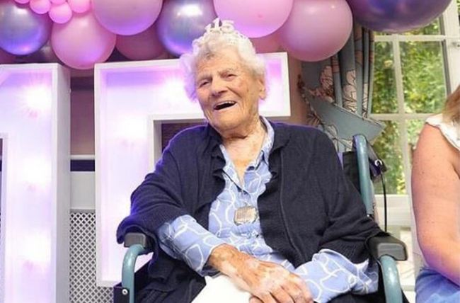 Ethel Caterham, 115, wordt 's werelds oudste levende persoon