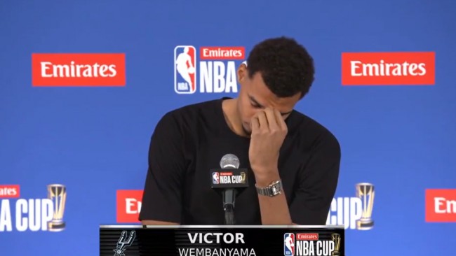 Victor Wembanyama krijgt tranen in zijn ogen na het spelen van de NBA Cup, uren nadat zijn grootmoeder was overleden