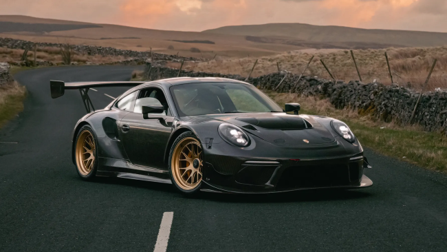 De werkplaats in Yorkshire heeft een straatlegale versie van de Porsche GT3 R gemaakt