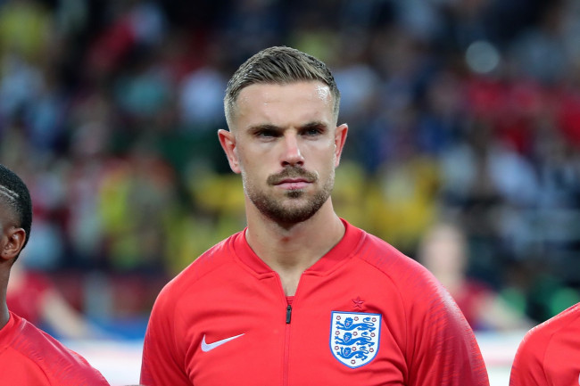 De Engelse middenvelder Jordan Henderson blesseert zijn pols door over een reclamebord te springen tijdens de viering