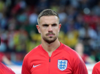 De Engelse middenvelder Jordan Henderson blesseert zijn pols door over een reclamebord te springen tijdens de viering