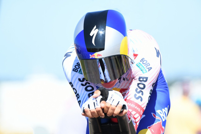 Florian Lipowitz laat de Tour de France na een crash vallen; Evenepoel vermindert afstand met Pogacar
