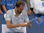Daniil Medvedev krijgt enorme boete na uitbarsting op US Open, bijna de helft van zijn prijzengeld