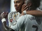 Vin&iacute;cius scoort en assisteert vanaf de bank, maar er heerst nog steeds controverse: Mbapp&eacute; redt hem van een rode kaart