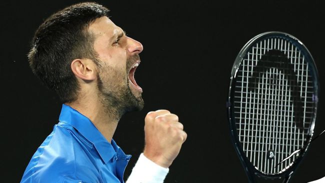 Novak Djokovic danst terwijl hij de halve finale bereikt in een nieuwe Wimbledon-klassieker