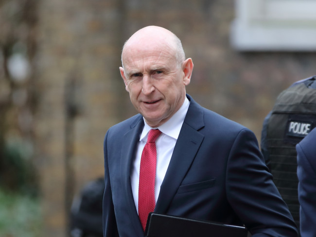Britse minister van Defensie treedt af wegens het niet verhogen van de militaire uitgaven