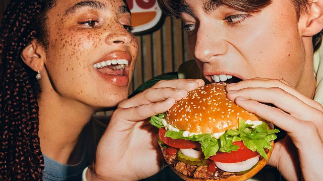Nieuw AI-systeem houdt de vriendelijkheid van medewerkers bij Burger King in de gaten