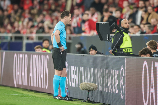 UEFA herinnert eraan dat VAR alleen gebruikt mag worden 