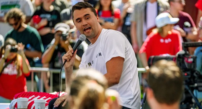 Video legt moment vast waarop Charlie Kirk dodelijk in de nek wordt geschoten tijdens Utah Rally