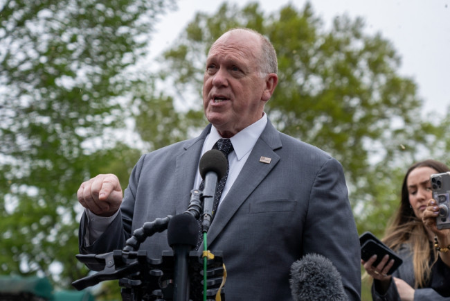 Trump stuurt "grenstsaar" Tom Homan naar Minnesota te midden van toenemende spanningen