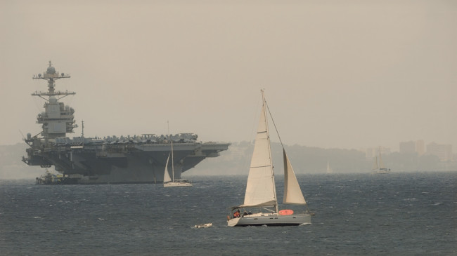 Het Amerikaanse vliegdekschip USS Gerald R. Ford krijgt brand aan boord tijdens de 18e dag van de oorlog met Iran