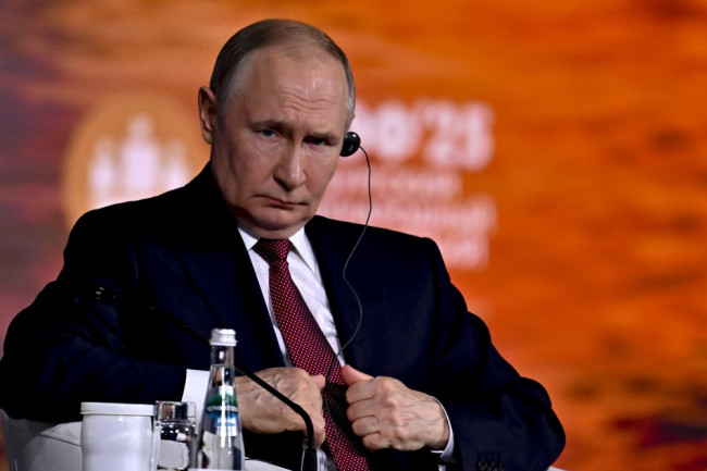 Poetin vraagt oligarchen om het Russische defensiebudget te financieren