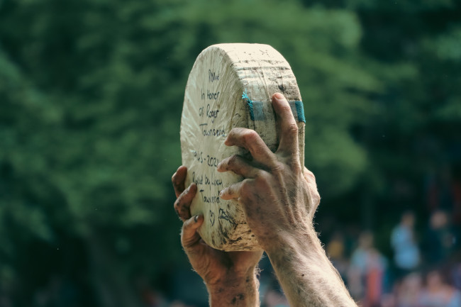 YouTuber Tom Kopke wint de derde opeenvolgende jaarlijkse kaasrolrace