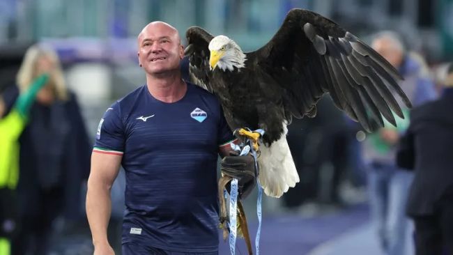 Lazio ontslaat valkenier, verzorger van hun adelaarsmascotte, die zijn penisprothese op sociale media liet zien