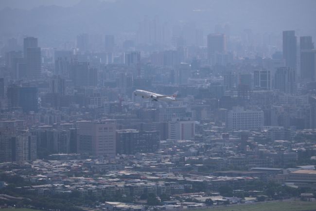 Japan maakt zich op voor een stormvloed terwijl tropische storm Jangmi de stroom uitschakelt en mensen verplaatst