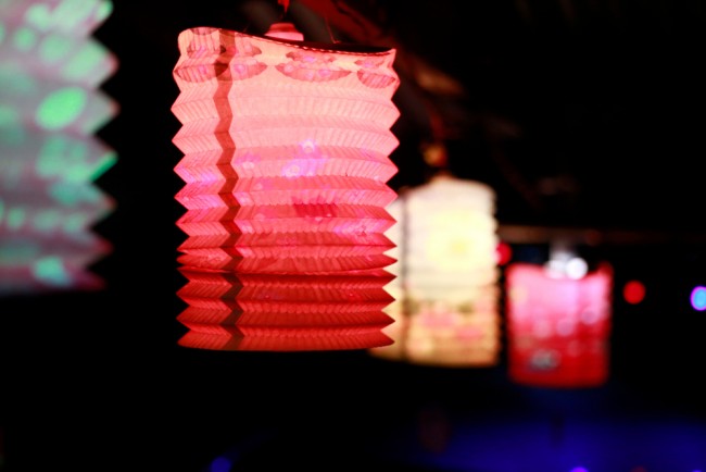 Bij een paragliderbomaanslag op het boeddhistische festival in Myanmar vallen minstens 24 doden