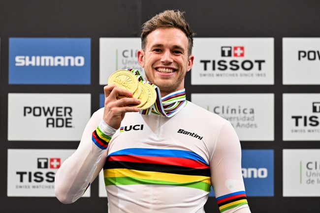 Harrie Lavreysen triomfeert in de UCI Wereldkampioenschappen baanwielrennen met een clean sweep van vier gouden medailles
