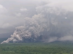 De Indonesische vulkaan barst uit en stuurt een aswolk van 16.000 meter de lucht in