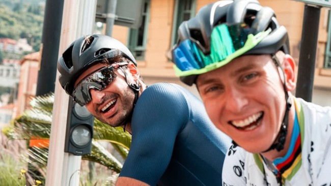 Carlos Sainz vertelt over zijn vriendschap met Tadej Pogacar: "Hij is een super bescheiden, heel nuchtere man"