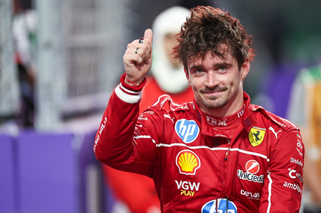 Charles Leclerc won de turbulente Britse Grand Prix, waarbij Antonelli opnieuw geen punten wist te scoren