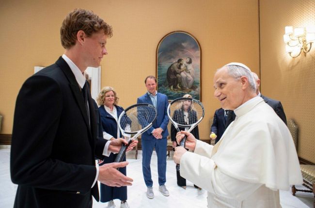 Jannik Sinner wordt de eerste topsporter die wordt begroet door paus Leo XIV