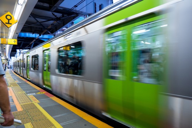 Stroomuitval brengt de forensenspoorlijn van Tokio tot stilstand