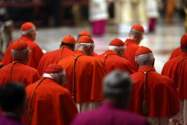 Kardinalen verzamelen zich na het overlijden van paus Franciscus, bereiden zich voor op begrafenis