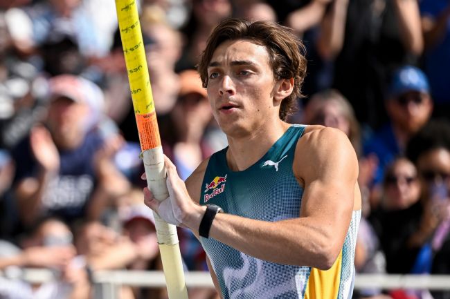 Armand Duplantis breekt voor de 14e keer in zijn carrière wereldrecord polsstokhoogspringen
