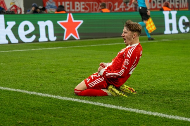 Bayern München's tienerster Lennart Karl zegt dat ze zich "onverslaanbaar" voelen voor de ontmoeting met Real Madrid