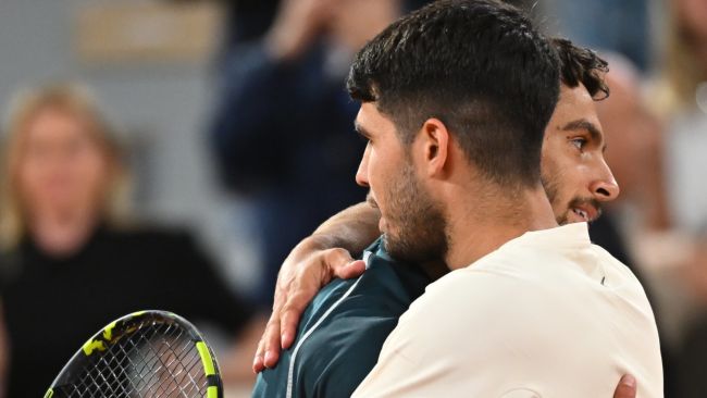 Na Alcaraz bijna te hebben verslagen, trekt Lorenzo Musetti zich terug in de laatste set in de halve finale van Roland Garros