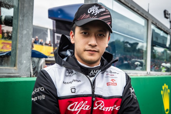 Voormalig Alfa Romeo/Sauber F1-coureur Zhou Guanyu voegt zich bij Cadillac als reservechauffeur