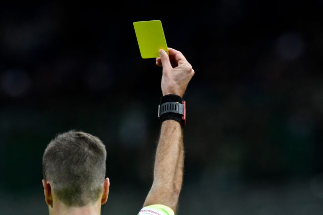 Hij gebruikte nepaccounts om op zichzelf te wedden om gele kaarten te krijgen: nieuw bewijs tegen Sevilla-speler Kike Salas